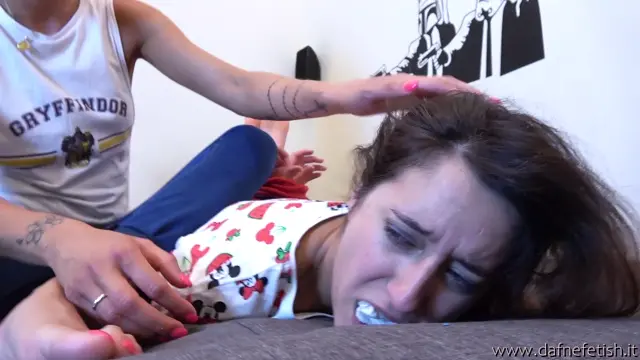 Poster: Dafnefetish – Incaprettata e imbavagliata – Hogtied and gagged (mp41080p italian language)