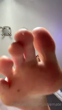 Poster: Tall Goddess Jade – Who Wants Crushed Beneath My Hugeeee Soles