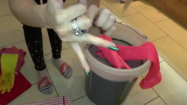 Poster: Bad Dolly – Huge Rubber Glove Endurance Test