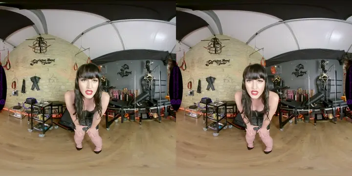 Poster: The English Mansion – Miss Vivienne lAmour – Dungeon Bound – VR