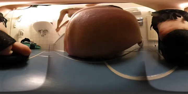 Poster: Winzlings Shrinking Clips – Alice and Alina strip for you in the bathroom VR360