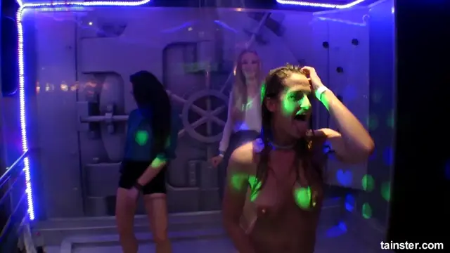 Poster: DSO Fanatic Fuckfriends Part 5 - Shower Cam