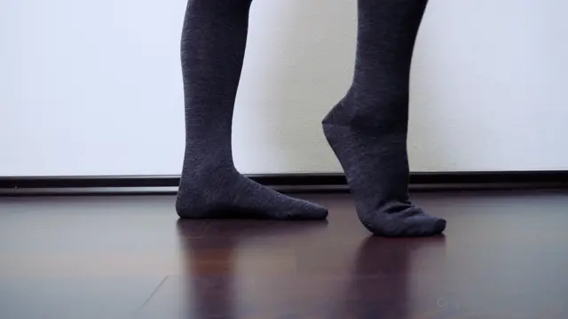 Poster: Giantess Ella – Ella Admirer Sock Crush